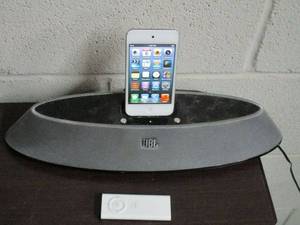 lot 10 image: IPOD W APPLE REMOTE CONTROL & JBL DOCKING STATION SPEAKERCHARGER, ALL WORKING
