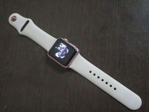 lot 16 image: APPLE SMART WATCH, WORKING