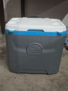lot 91 image: IGLOO 28 QT. ROLLER COOLER