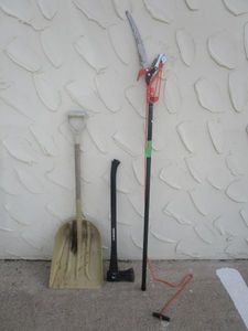 lot 40 image: HUSKY 3.5 lbs. AXE, EXTENDABLE TREE PRUNER, PLASTIC SCOOP SHOVEL