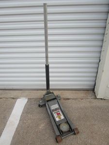 lot 27 image: PITTSBURGH HEAVY DUTY 3 TON LOW PROFILE FLOOR JACK, RAPID PUMP, WORKS GREAT