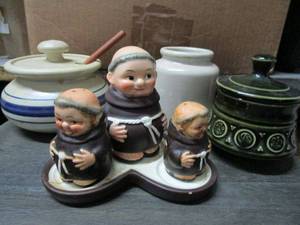 lot 65 image: VINTAGE 1950s GOEBEL HUMMEL FRIAR TUCK MONK CREAMER JAR W SALT & PEPPER SHAKER ON TRAY, IRELAND ULSTER CERAMIC, NETTLEBED POTTERY