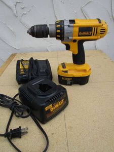 lot 79 image: WORKING DEWALT 18V CORDLESS DRILL W BATTERY & CHARGER