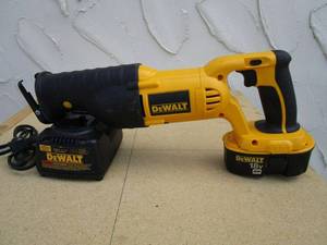 lot 12 image: WORKING DEWALT 18V CORDLESS VARIABLE SPEED RECIPROCATING SAW W BATTERY & CHARGER
