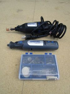 lot 26 image: CORDLESS DREMEL MICRO, CORDED DREMEL 100, DREMEL CASE W SANDPAPER, BUFFERS, CUTTERS