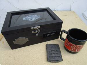 lot 11 image: HARLEY DAVIDSON MEMORY BOX ISSUED HOLIDAY 2016, HD COFFEE MUG, HD BELT CLIP WALLET