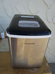 lot 19 image: FRIGIDAIRE WORKING ICE MAKER, MAKES ICE IN 10 TO 15 MINUTES AFTER ADDING WATER