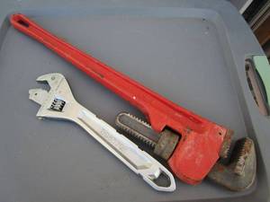 lot 25 image: BOSTITCH 12 ADJUSTABLE WRENCH, PITTSBURG 24 PIPE WRENCH
