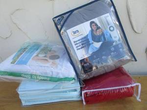 lot 166 image: REVERSIBLE MICROFLEECE & SHERPA HEATED THROW, TWIN MATRESS PROTECTOR, QUEEN LUXURY CLARA CLARK PREMIER 1800 COLLECTION SHEETS, RED QUEEN SHEETS