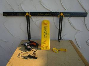 lot 86 image: HANG & LEVEL PICTURE HANGING TOOL, WORKING WORX XTD EXTENDED REACH POWER SCREWDRIVER W CHARGER,  HANG IT PERFECT PICTURE HANGING TOOL, PENCIL SHARPENERS - 1 ATTACHES TO DRILL