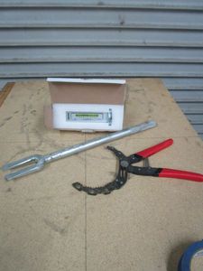 lot 226 image: ADJUSTABLE MAGNETIC GAUGE ALIGNMENT TOOL UNUSED, AUTOCRAFT BALL JOINT SEPERATOR, OIL FILTER PLIERS