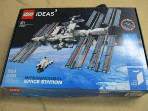 lot 235 image: LEGO 864 pcs INTERNATIONAL SPACE STATION, APPEARS TO HAVE ALL PIECES