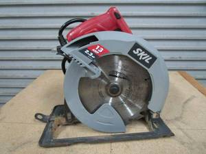 lot 252 image: SKIL 2.3 HP CIRCULAR SAW, CORDED, WORKING