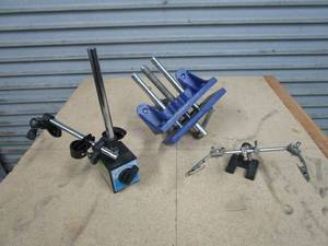 lot 247 image: THIRD HAND SOLDERING IRON HELPING HANDS CLIPS, 9 WOODWORKERS BENCH VISE, 45lb PULL MAGNETIC BASE FOR DIAL & TEST INDICATORS