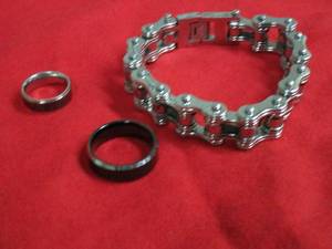 lot 253 image: STAINLESS STEEL MOTORCYCLE CHAIN BRACELET, (2) RINGS
