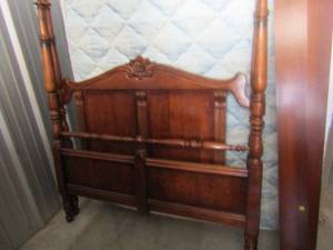 lot 33 image: PULASKI Furniture Brand 4 Poster KING SIZE BED FRAME  - King size head boardfoot board and side rails