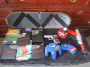 lot 67 image: Nintendo games and game pieces