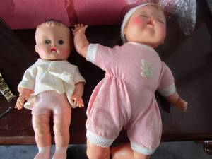 lot 86 image: Box of various dolls such as a new born baby with hat and a plastic vintage baby doll