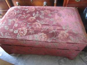 lot 76 image: Mauve Floral Ottoman on wheels with bottom storage