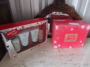 lot 84 image: SNOW ANGEL BODY SET and Bath n Body Works GIGI Loves body set