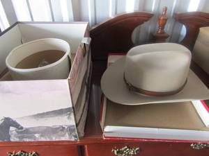 lot 41 image: Stetson Cowboy Hat 4x Beaver size 7 38  IN BOX