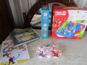 lot 43 image: Childrens lot including adventure play set, Dr seuss book collection, bag of finger puppets and more�..
