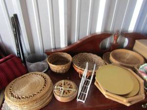 lot 45 image: Large lot of wicker plate holders, fruit baskets,bread basket, place matts and a napkin holder