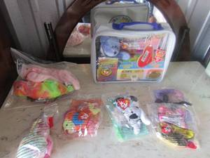 lot 51 image: 1999 Platinum Beanie baby in carrying case and various un-opened ty bears