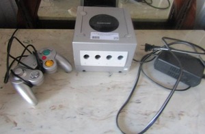 lot 29 image: NINTENDO GAME CUBE  WITH ONE CONTROLLER