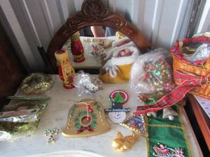 lot 93 image: Wicker basket with christmas tree dcor