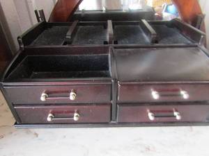 lot 95 image: Jewelry box 3 drawer black