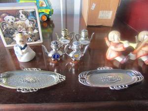 lot 102 image: Set of doggie coasters, Seattle Space Needle saltpepper shakers  victorian salt pepper shakers
