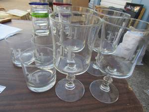 lot 27 image: LOT OF BAR GLASSES - ETCHED WITH INITAL H