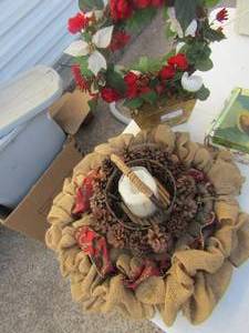lot 113 image: Wreath with cheetah print, pine cone basket, gold basket with wicker wreath inside