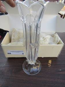 lot 9 image: Lenox Butterfly Meadow Bud Vase