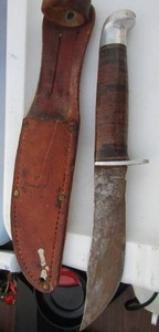 lot 137 image: Wooden handle HUNTING KNIFE WITH LEATHER SHEATH