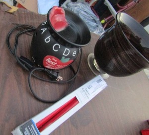 lot 139 image: Apple abc Sentsy warmer, tapper candles, candy dish