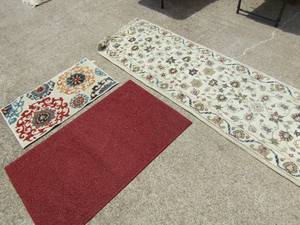 lot 148 image: RED DOOR WAY  RUG  28 X 44  SUZANI CREAM  RUG  20 X 34  CREAM COLOR W FLORAL DECOR RUNNER  28 X 91