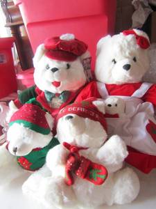 lot 179 image: Family holiday bears momma poppa and more
