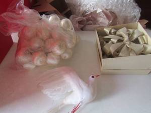 lot 185 image: Christmas LOT - DOVES, BALLS, RIBBON,