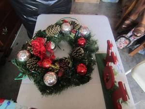 lot 188 image: Christmas bears  wreath  joy sign