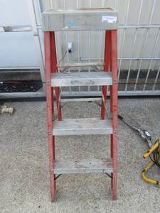 lot 203 image: 4FT. LADDER