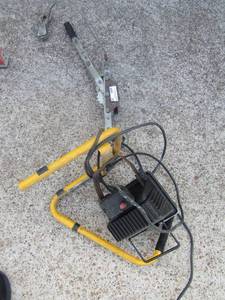 lot 204 image: COME A LONG,  YELLOW WORK LIGHT
