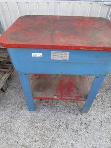 lot 206 image: Red and blue 20 gallon parts washer model# 220
