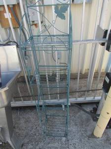 lot 209 image: Green metal Wire  storage shelf with leaf dcor