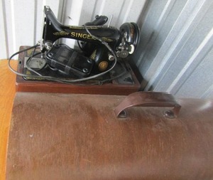 lot 216 image: VINTAGE SINGER SEWING MACHINE IN WOOD DOME CASE