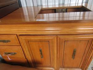 lot 217 image: SINGER SEWING TABLE W MACHINE With 3 drawers  (top one is broke,)