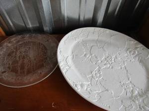 lot 235 image: WHITE CERAMIC PLATTER 20 X 12  MADE BY ELIOS IN ITALY   CLEAR GLASS CHRISTMAS PLATE 13 DIAMETER