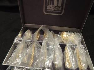lot 254 image: OXFORD HALL SILVERSMITHS LTD. - GOLD DEMITASSE SPOONS SET OF 6  WRAPPED IN PRESENTATION BOX