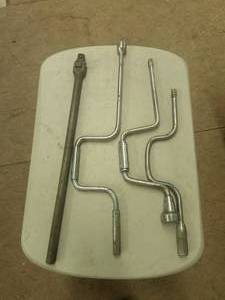 lot 29 image: Selection of speed handle ratchets and a breaker bar